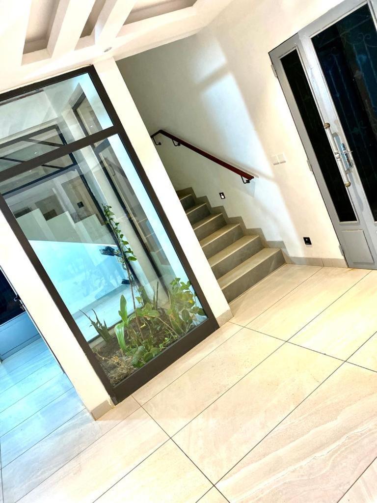 Luxury Suites Chester One Dakar Bagian luar foto